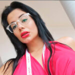 Modelo webcam trabajando desde estudio profesional en Cali, Valle. Trabajo para mujeres jóvenes sin experiencia como modelos webcam.